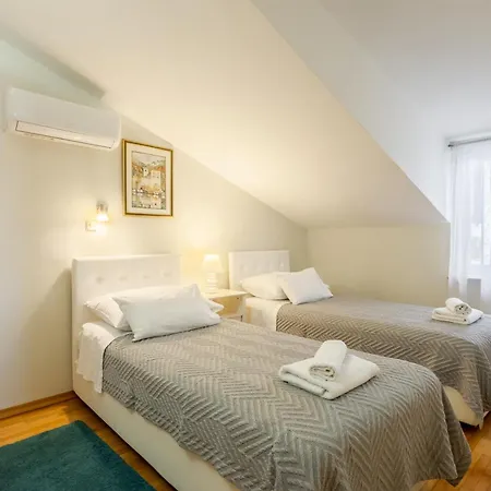 Apartman Downtown Authentic *